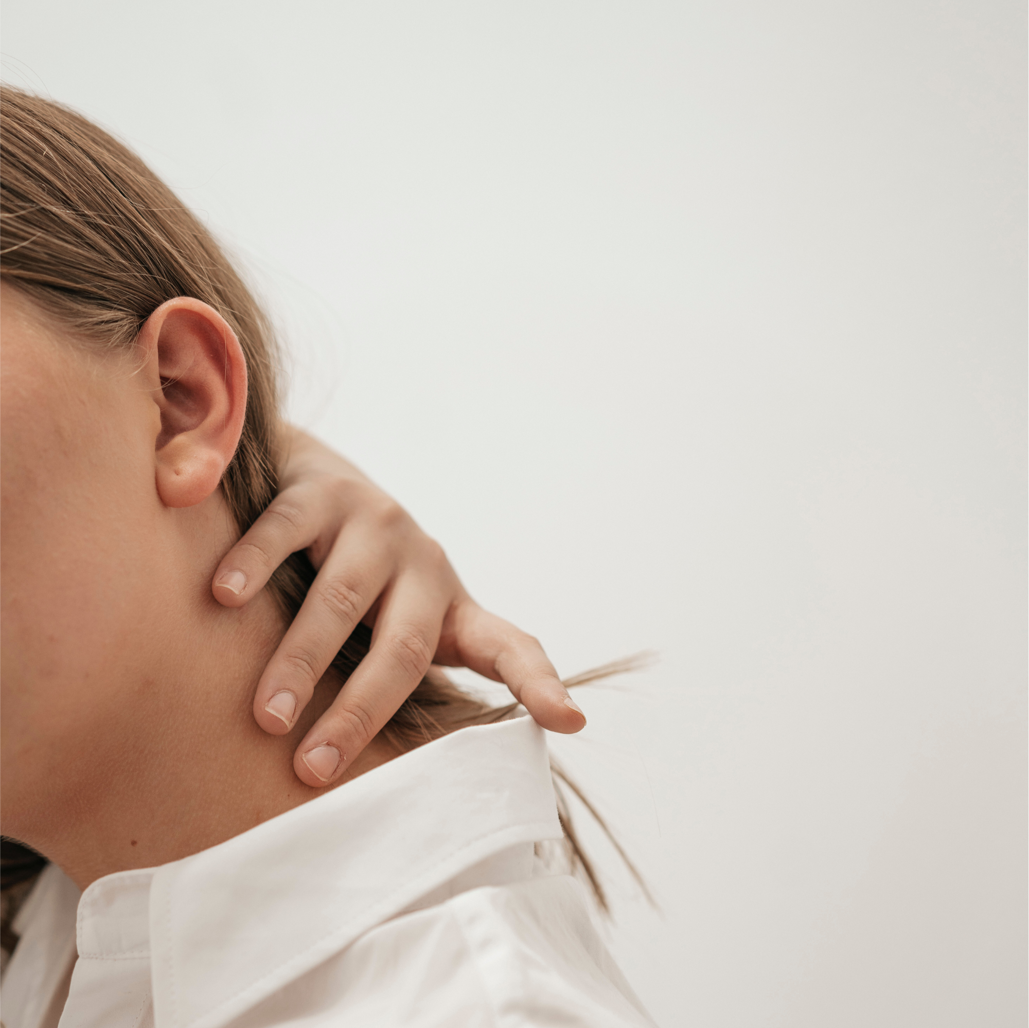 femme souffrant de douleurs chroniques aux cervicales