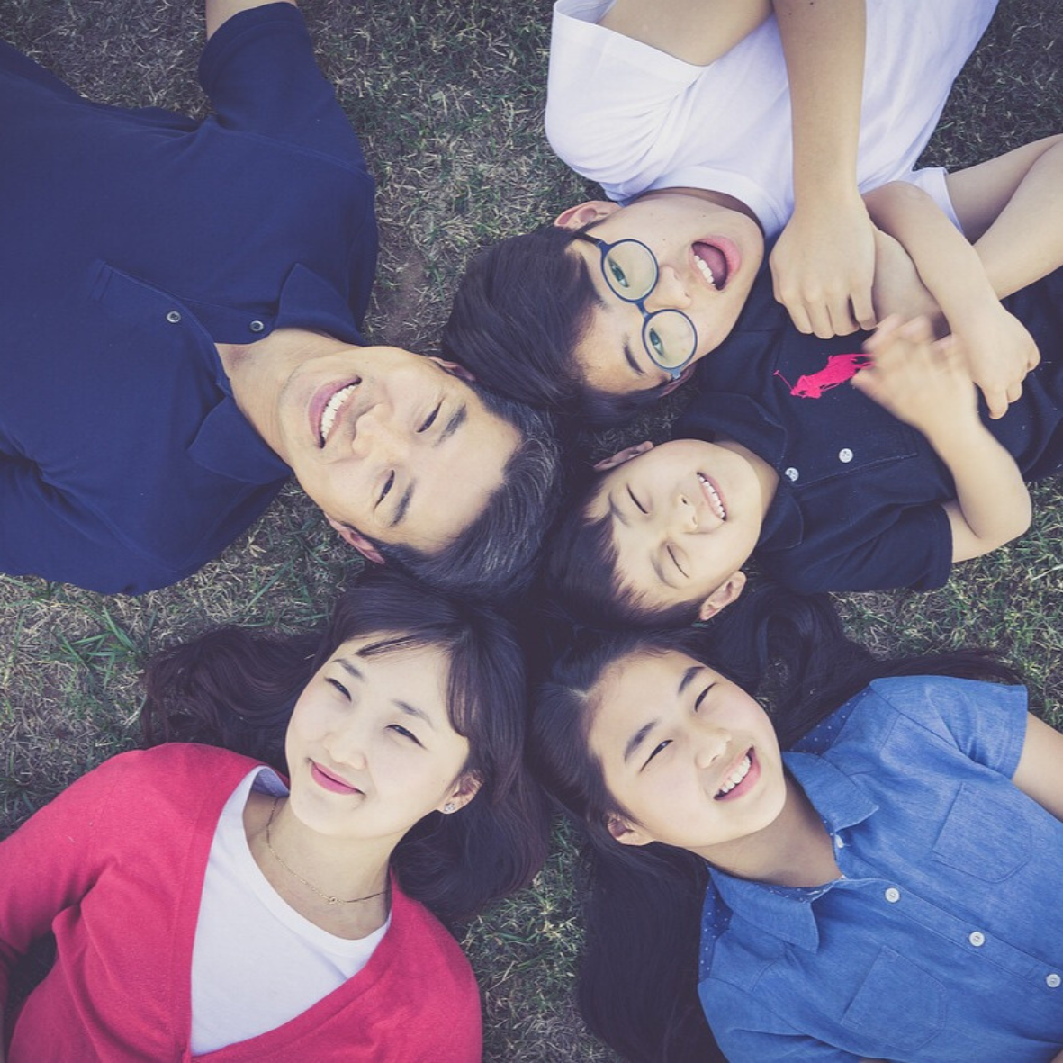 enfants joyeux allongés dans l'herbe