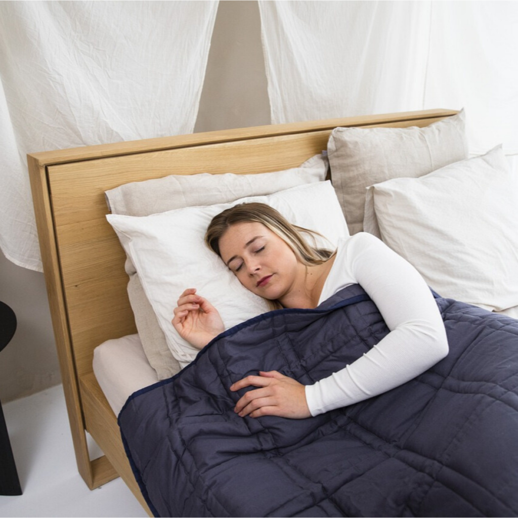 Femme dormant dans un lit