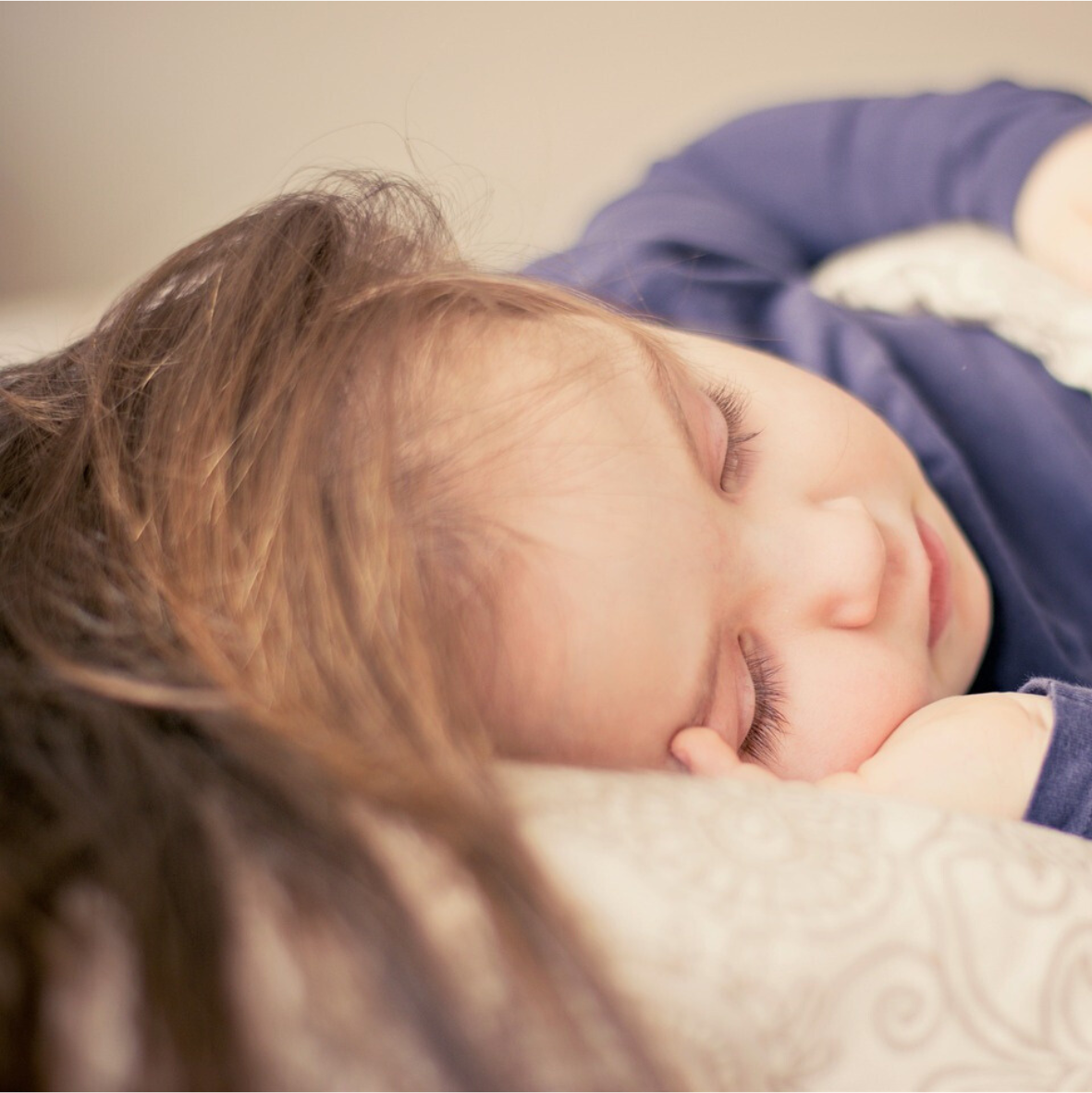 Une petite fille dormant mieux sur un lit