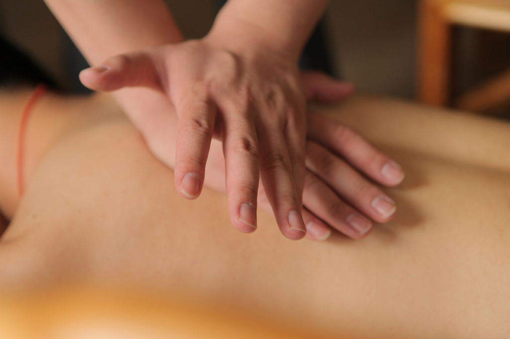 Une femme reçoit un massage du dos.
