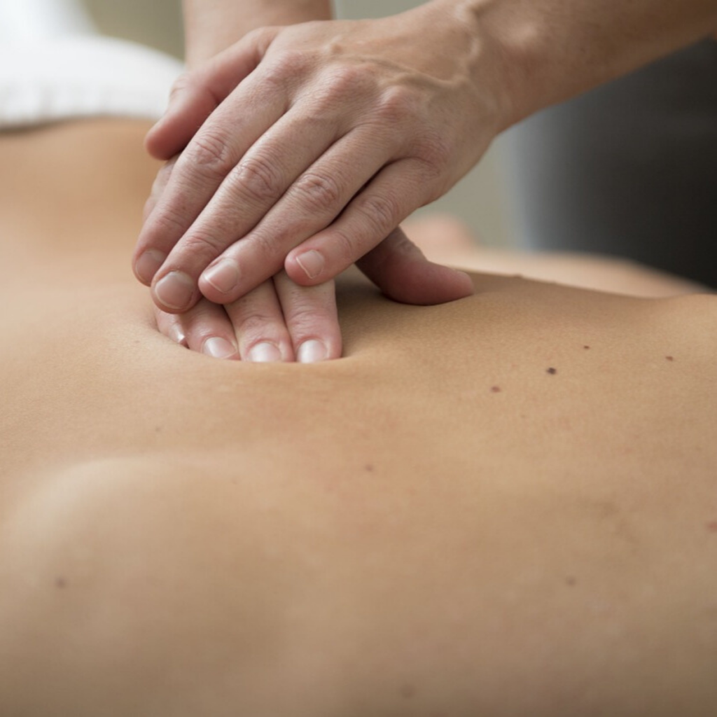 Une femme reçoit un massage du dos.