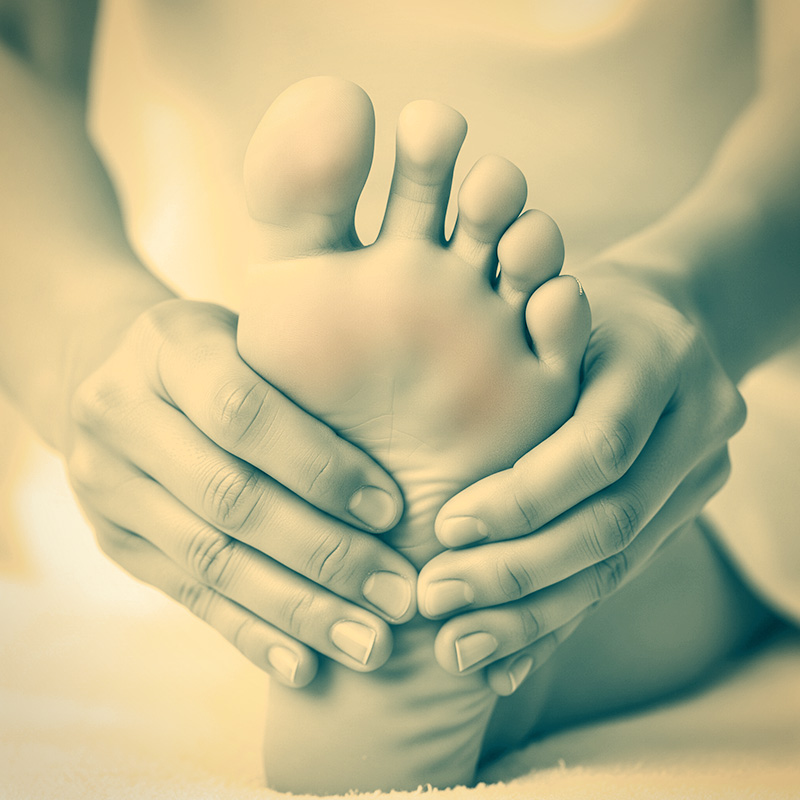 Zones réflexes du pied stimulées en réflexologie pour soulager les douleurs