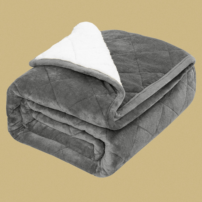 Couverture lestée grise utilisée pour favoriser l’ancrage et la relaxation en fin de séance de shiatsu ou de massage