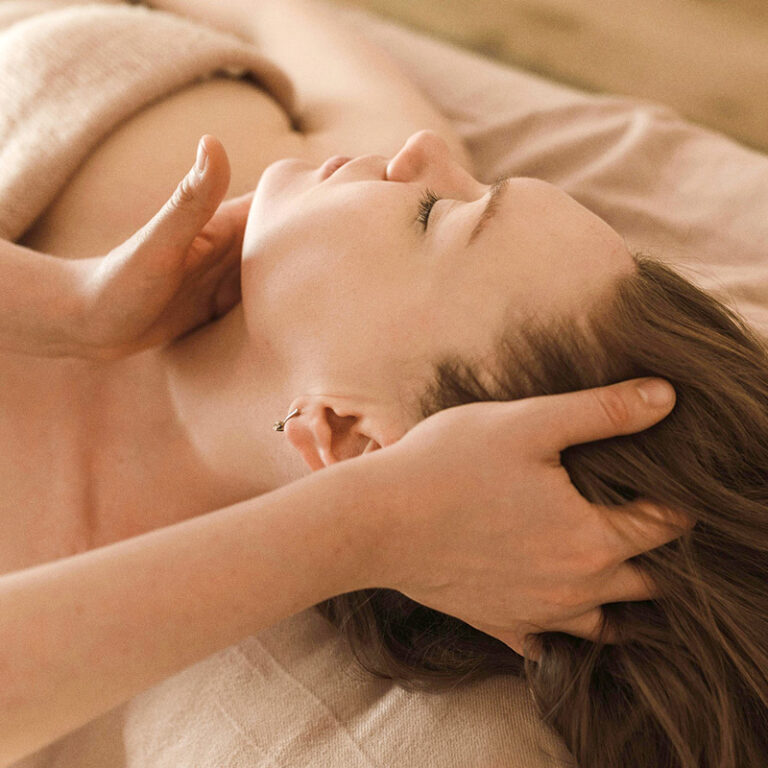 Réflexologie crânienne favorisant la détente profonde et l’apaisement du système nerveux