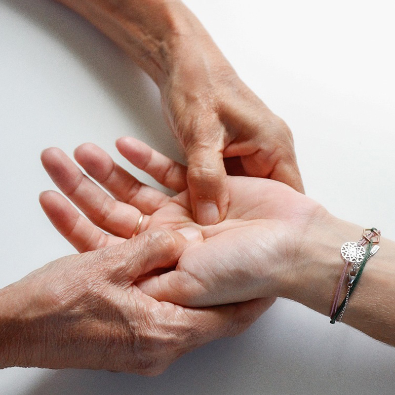 Réflexologie palmaire par stimulation des zones réflexes de la main