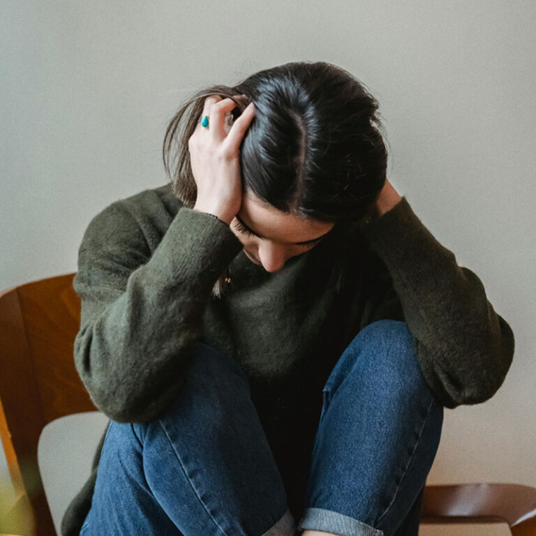 Femme souffrant de stress et de douleurs chroniques accueillie au cabinet de Shiatsu à Chambourcy.