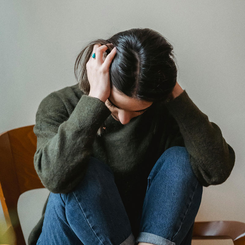 Femme souffrant de stress et de douleurs chroniques accueillie au cabinet de Shiatsu à Chambourcy.